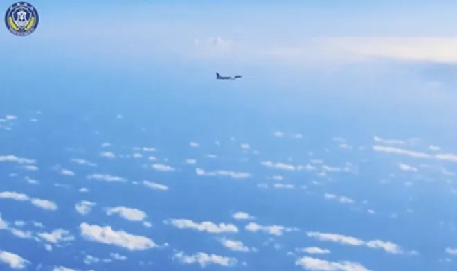 지난달 31일 중국 인민해방군 남부전구가 해군과 공군 병력을 동원해 황옌다오(스카버러 암초, 필리핀명 바조 데 마신록) 영해와 영공, 그 주변 해·공역에서 전투 대비 경계 순찰을 실시한 모습. 중국 인민해방군 제공 영상 캡처