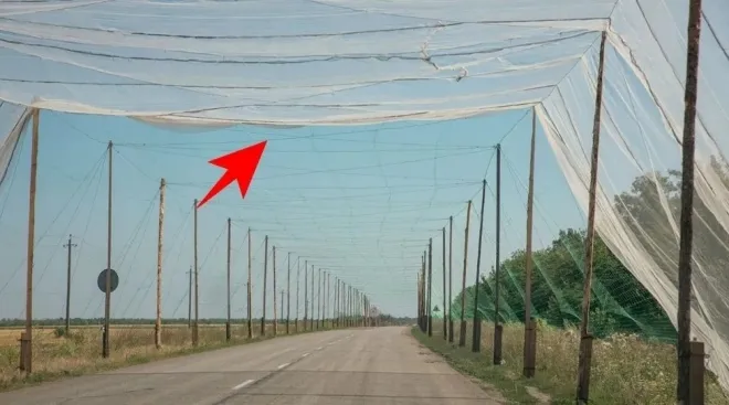 우크라이나 도네츠크의 크라마토르스크와 도브로필리아를 잇는 중요한 물류 경로인 T05 고속도로가 초대형 그물망에 완전히 뒤덮여 있다. 자료사진