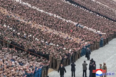 thumbnail - ‘北 김정은과 5000명’, 사진 한 장에…제목은 “사랑의 기념사진”