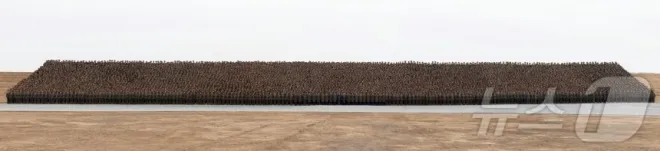 북한 조선중앙통신은 김정은 국무위원장이 지난 1일 신의주 온실종합농장 준공식에 참석해 준공테이프를 끊었다고 2일 보도했다. 준공식후 김 위원장과 간부들은 방대한 면적에 건설된 신의주 온실종합농장의 여러 곳을 둘러보고 기념사진을 촬영했다. 2026.2.2 뉴스1