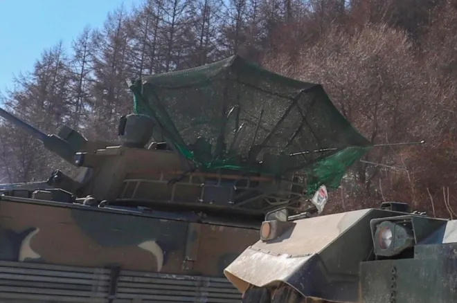 러시아 기반의 텔레그램 채널( btvt.info)은 위 사진이 지난 1월 한국 육군 K21 보병전투차량이 드론 방어망을 장착한 모습이라고 주장했다.