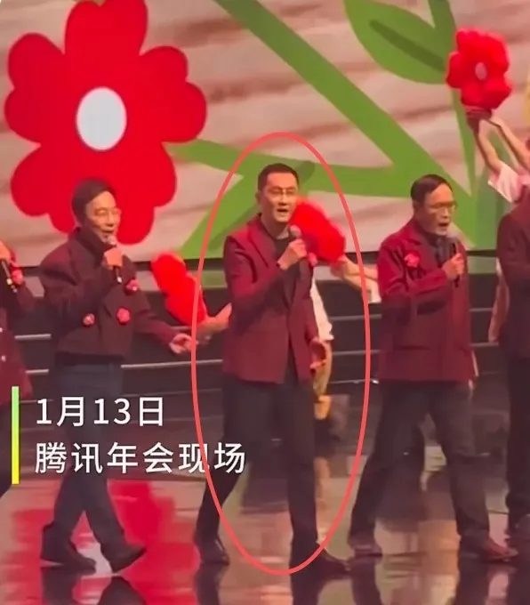 지난해 기업 연례행사에서 노래하고 춤추는 텐센트 마화텅 회장. 상관신문 캡처