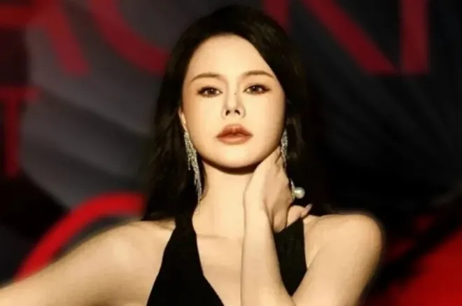 중국에서 ‘유혹 강의’로 큰 화제를 모은 저우위안. 눈빛·말투 등을 가르치는 강의로 막대한 수익을 올렸지만, 여성 대상화 논란 끝에 소셜미디어 계정이 차단됐다. SNS 캡처