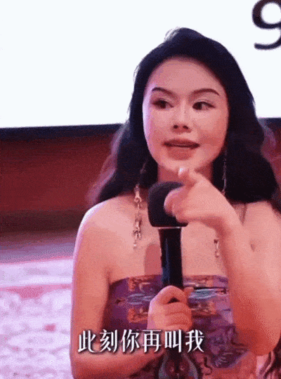 저우위안이 눈빛과 손동작을 강조하며 강의하는 모습. 해당 장면은 온라인에서 패러디와 조롱의 대상이 되기도 했다. SNS 캡처