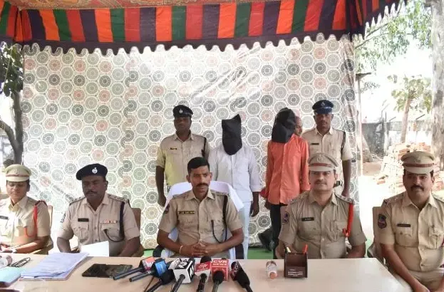 인도 마하라슈트라주 경찰은 지방 선거에 출마하려 6살 딸을 살해한 아버지와 30대 공범(사진 뒤쪽 얼굴 가린 인물들)을 체포했다