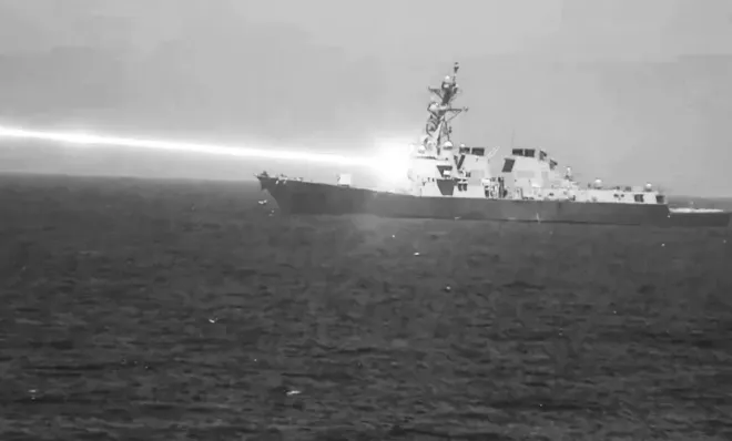 미 해군 알레이버크급 구축함 USS 프레블함이 2025년 1월 이전 실시된 시험에서 고에너지 레이저 무기 ‘헬리오스(HELIOS)’를 발사하는 모습. 적외선(IR) 영상 캡처 이미지다. 미군 제공