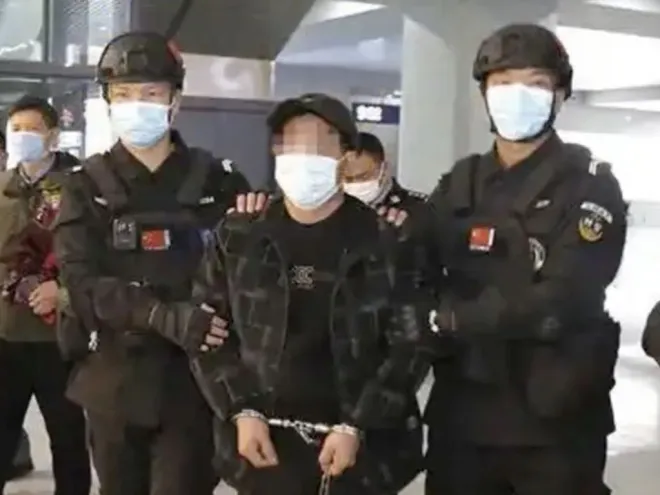 중국 윈난성에서 고의살인 혐의로 재심에 넘겨진 톈융밍이 호송되고 있다. 현지 법원은 재심 끝에 사형을 선고하고 판결을 최고인민법원에 보고했다. 중국 매체 화면 캡처
