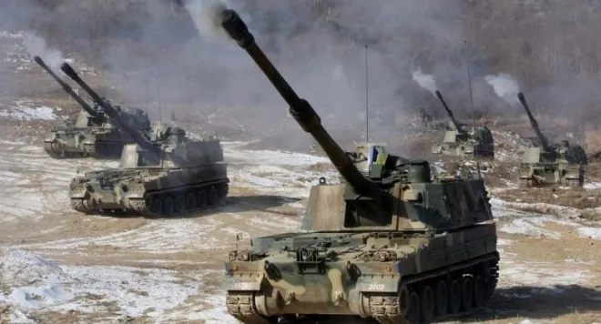 한국산 K9 자주포들이 훈련장에서 포신을 올린 채 일제히 사격 대형을 갖추고 있다. 에스토니아는 K9 자주포를 추가 도입하며 장거리 포병 전력 확충에 나섰다. 한화에어로스페이스 제공