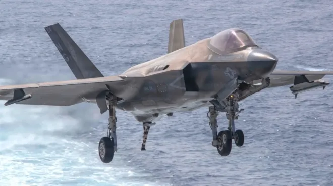 2026년 1월 24일 미국의 F-35C 전투기가 항모에 착륙하고 있다. 미 해군 제공