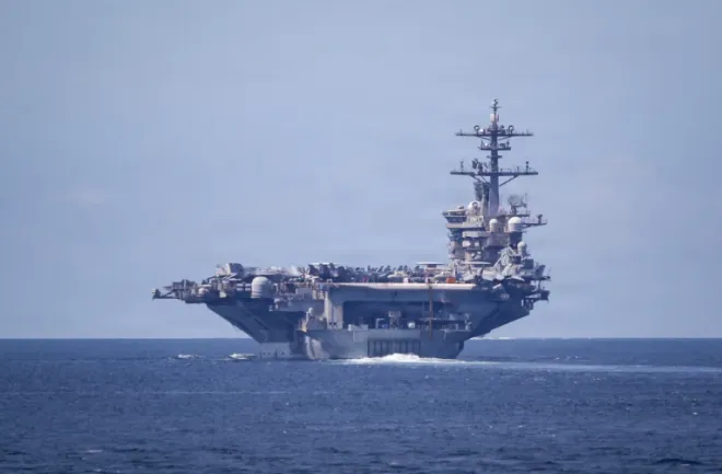 2025년 12월, 남중국해를 항해하는 미 해군 구축함 USS 에이브러햄 링컨호