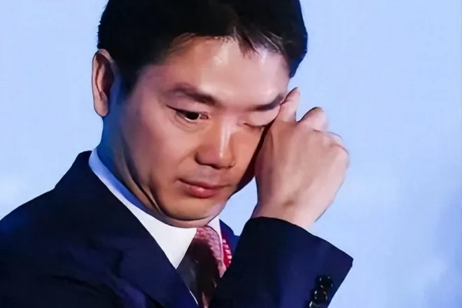 중국 전자상거래 기업 징둥닷컴 창업자 류창둥 회장이 공개 행사 도중 감정을 추스르고 있다. 텐센트 뉴스 캡처