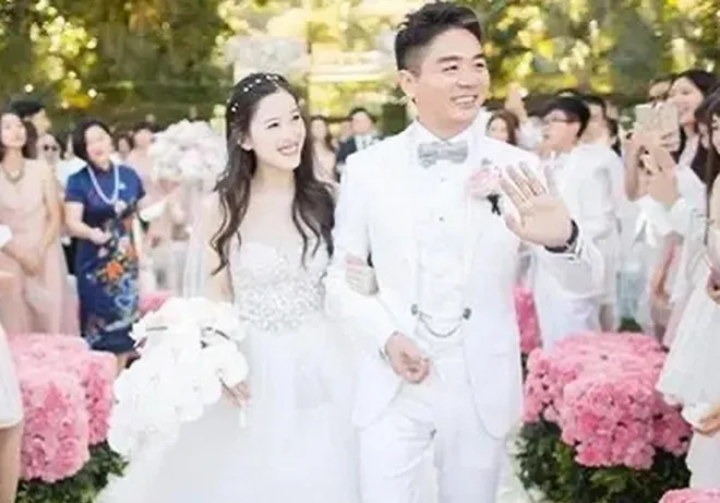 류창둥 회장과 장쩌톈이 결혼식 당시 함께 입장하고 있다. 중국 현지 매체 캡처