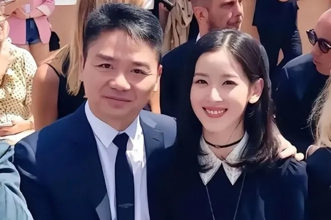 공식 행사에 함께 참석한 류창둥 회장과 장쩌톈. 텐센트 뉴스 캡처