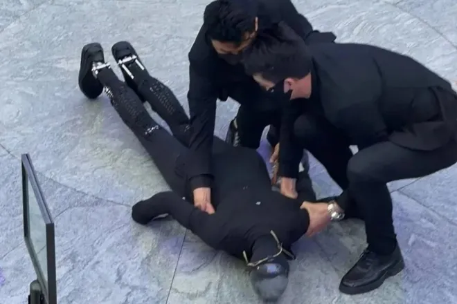 지난달 31일 샤오펑의 차세대 휴머노이드 로봇 ‘아이언’(Iron)이 공개 시연 도중 바닥에 쓰러졌다. 영상 캡처