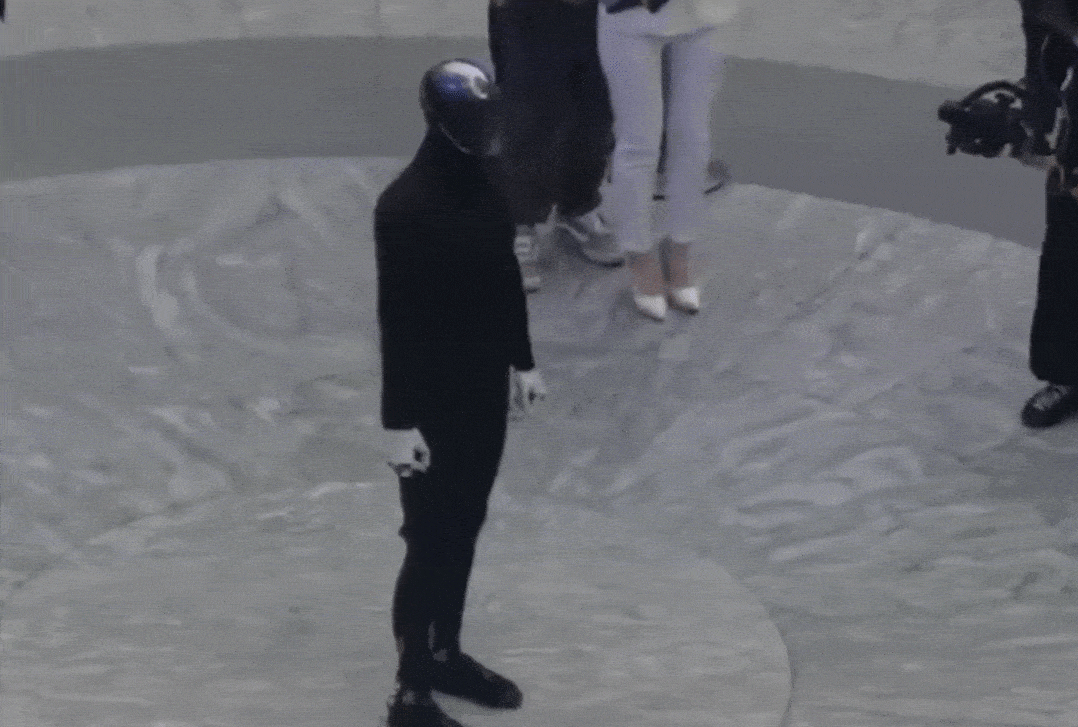 바닥으로 쓰러지는 아이언 모습