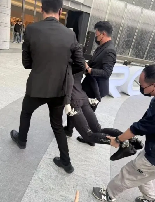 직원들에 의해 옮겨지는 휴머노이드 로봇 ‘아이언’