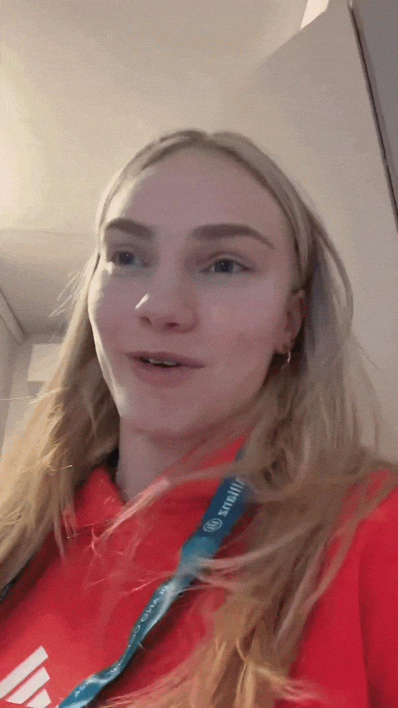 영국 아이스댄스 선수 피비 베커(20)가 선수촌 숙소에 들어가 침대로 다가가 나무 프레임을 손으로 두드려 보며 침대 구조를 확인하는 모습. SNS 캡처