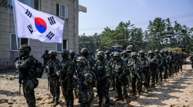 2023년 3월 29일, 한국 해병대원들이 한국과 미국 해병대가 공동으로 실시하는 ‘쌍용 2023 훈련’의 일환으로 포항에서 상륙 훈련에 참가하고 있다. AFP 연합뉴스