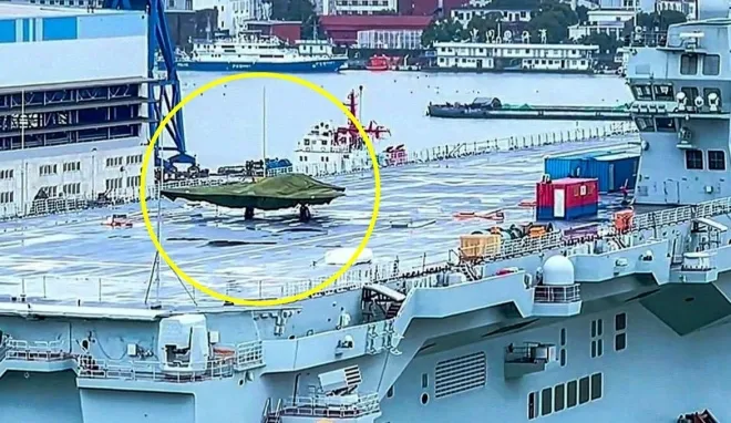 중국의 첫 강습상륙함 쓰촨함에서 스텔스 무인전투기(UCAV) ‘GJ-21’로 추정되는 기체가 포착됐다. 소셜미디어 캡처
