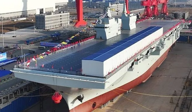 중국 첫 076형 강습상륙함 쓰촨함