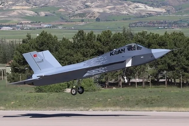튀르키예가 개발 중인 5세대 전투기 칸(KAAN)이 시험 비행을 하고 있다. KF-21 공동개발국인 인도네시아는 이 기종 48대 도입 계약을 체결했지만, 계약 이행 단계에서 전력 구성과 관련한 조건을 다시 제시한 것으로 전해졌다. TAI 제공 자료사진