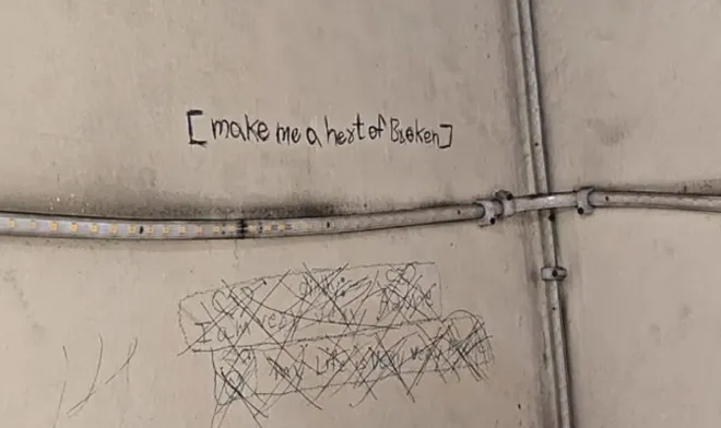 투신한 세 자매의 방 벽에서 발견된 낙서.