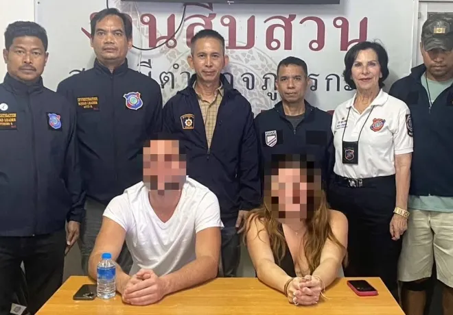 태국 푸껫에서 공공장소 일탈 논란을 일으킨 외국인 커플이 현지 경찰에 붙잡혀 조사받은 뒤 관계자들과 함께 촬영한 모습. 영상 확산 이후 당국은 비자 취소와 입국 금지 조치를 결정했다. 현지 경찰 제공