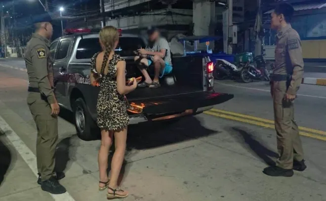 지난해 12월 태국 파타야에서 공공장소 성행위 논란을 일으킨 러시아인 커플이 현지 경찰의 조치를 받는 모습. 당시에는 벌금 처분에 그쳤다. 현지 경찰 제공