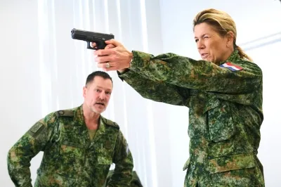 thumbnail - 왕비까지 군복 입었다…유럽이 이렇게까지 나선 이유는