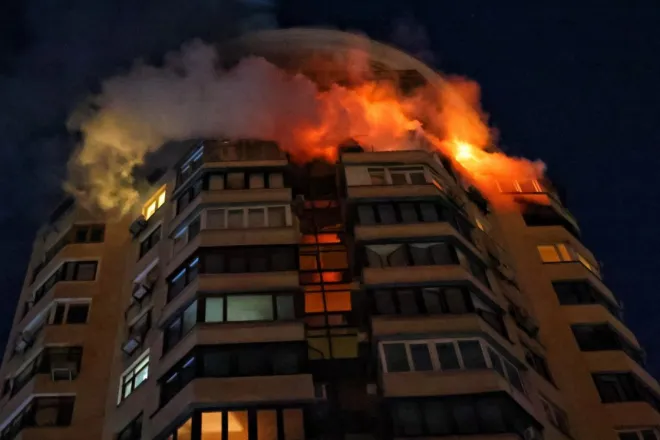 2026년 2월 3일, 러시아 드론 공격으로 키이우의 한 아파트에서 화재가 발생한 모습. 게티이미지/멀티비츠