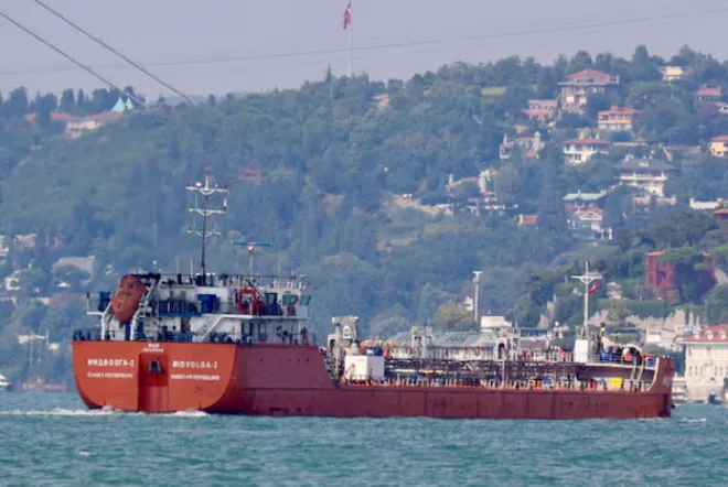 러시아 국적 유조선 미드볼가-2호가 2022년 8월 15일 튀르키예 이스탄불의 보스포루스 해협을 통과하고 있다. 로이터 연합뉴스
