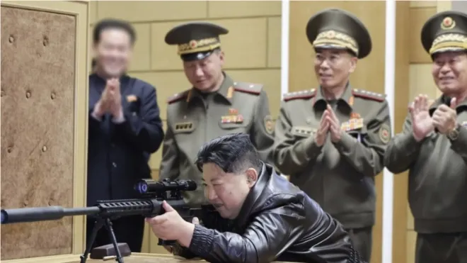 김정은 북한 국무위원장이 신형 저격총을 시험 사격하는 장면을 군 간부들이 지켜보고 있다. 북한 당국은 공개 처형과 강력한 단속을 통해 주민 통제를 강화해 왔다는 지적이 나온다. 노동신문