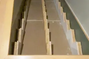 나, 당했어요…계단 압!수! 당했어요