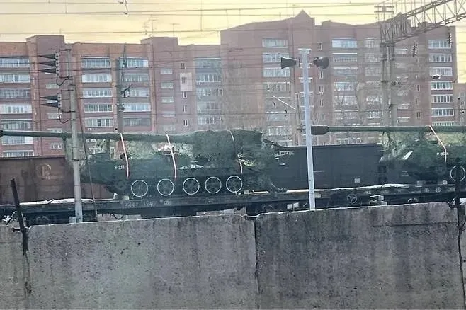 2024년 11월 러시아 중부 크라스노야르스크에서 포착된 북한제 M1989 자주포의 운송 모습. 엑스 캡처