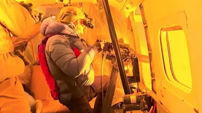 우크라이나 민간 자원병들이 구형 수송기를 타고 기관총으로 직접 러시아 드론을 요격하고 있다. 영상 캡처