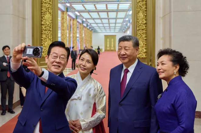 이재명 대통령 부부와 시진핑 국가주석 부부가 5일 중국 베이징 인민대회당에서 국빈만찬 후 샤오미폰으로 기념촬영을 하고 있다. 이 샤오미폰은 경주 정상회담 때 시 주석이 이 대통령에게 선물한 것이다. 2026.1.5 연합뉴스