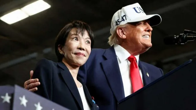 2025년 10월 28일, 일본 요코스카에 있는 미 해군 기지를 방문한 트럼프 미국 대통령(오른쪽)과 다카이치 일본 총리. 로이터 연합뉴스