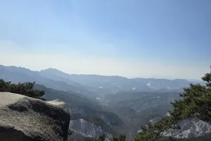 원시의 숨결을 간직한 암릉의 산, 용화산