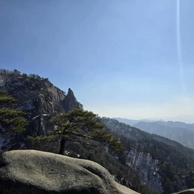 용화산 촛대바위