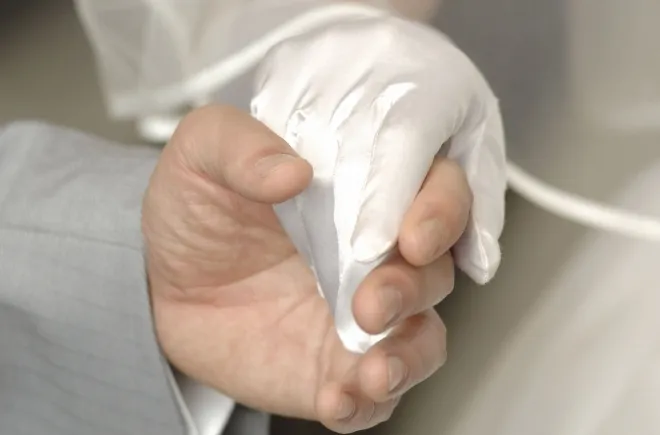 고령 남성의 재혼을 둘러싼 가족 소송이 싱가포르 법원 판결로 새로운 국면을 맞았다. 사진은 노년의 결혼을 상징하는 이미지. 123rf