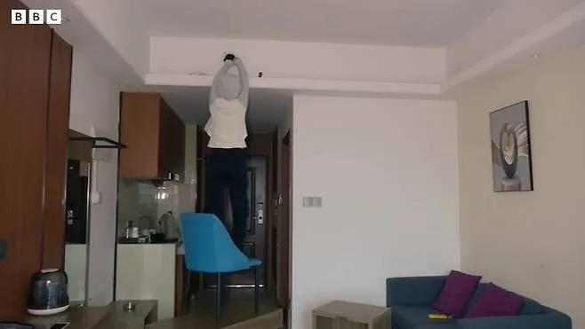 중국의 한 호텔 객실에서 몰래 카메라를 제거하는 BBC 취재진. BBC 제공