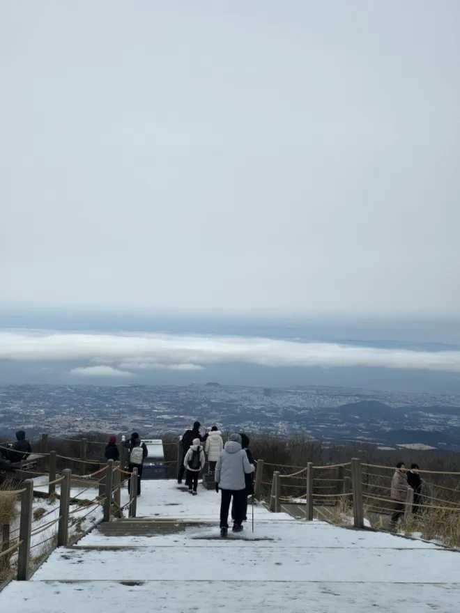 겨울철 어승생악을 찾는 많은 사람들