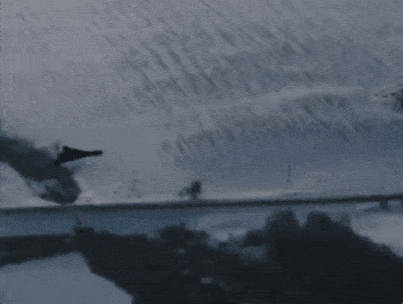 수송기를 타고 공중에서 이동하며 러시아군 드론을 격추하는 우크라이나 병사의 모습. 우크라이나군 제공