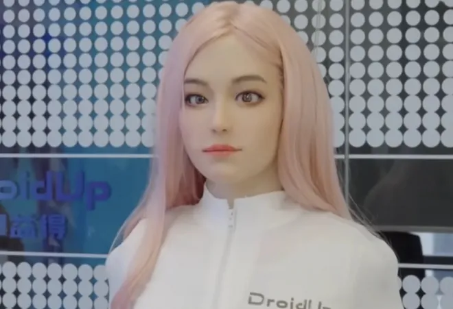 중국 로봇 기업 드로이드업이 공개한 휴머노이드 ‘모야’. 회사는 이 로봇을 올해 안에 상용화하는 방안을 검토하고 있다. 드로이드업·상하이아이