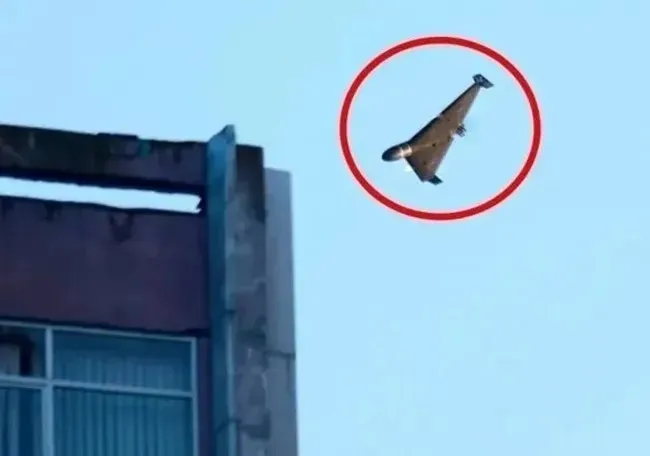 러시아군이 발사한 드론이 우크라이나 키이우의 한 건물로 향하고 있다. AP 연합뉴스 자료사진