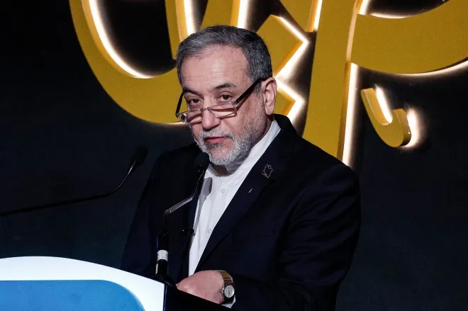 아바스 아라그치 이란 외무장관이 2026년 2월 7일 카타르 도하에서 열린 제17회 알자지라 포럼에서 발언하고 있다. AFP 연합뉴스