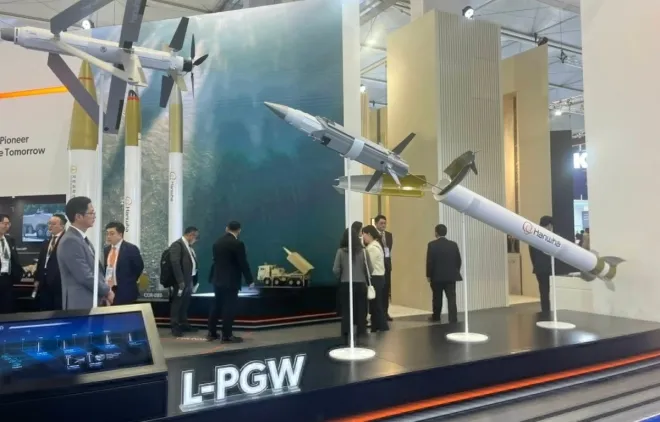 한화에어로스페이스가 사우디아라비아 리야드에서 열리는 ‘2026 국제방산전시회’(WDS)에서 AI 기반 자폭 정밀유도무기인 L-PGW(사진)를 최초로 공개했다