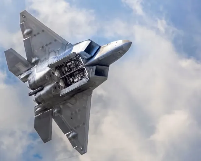 F-22 랩터 전투기가 내부 무장창을 연 채 비행하고 있다. 스텔스 전투기는 무장을 기체 내부에 탑재해 레이더 반사 신호를 줄이는 것이 핵심 설계 개념이다. 미 국방부 제공