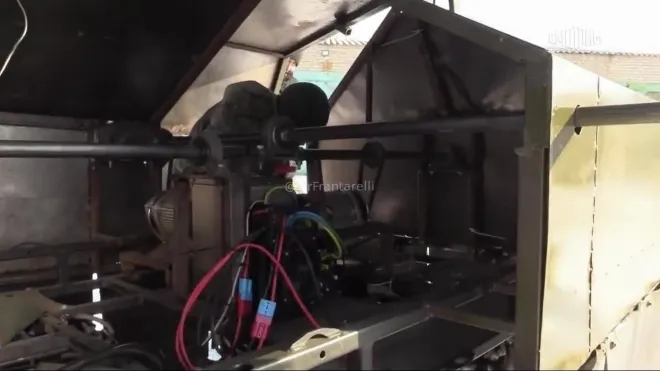 강철 케이블을 회전시키는 장비 내부 모습. 영상 캡처