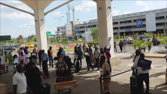나이로비 국제공항 정문 앞의 모습이다. 수많은 택시기사들이 관광객들과 목적지와 요금을 흥정하는 모습이다.